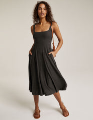 black sleeveless midi loose fitting dress with square neckline and pockets