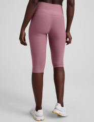 pink high-waisted pedal pusher length leggings.
