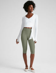 green high-waisted pedal pusher length leggings.