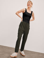 green trouser style pant with a tapered ankle and pockets.