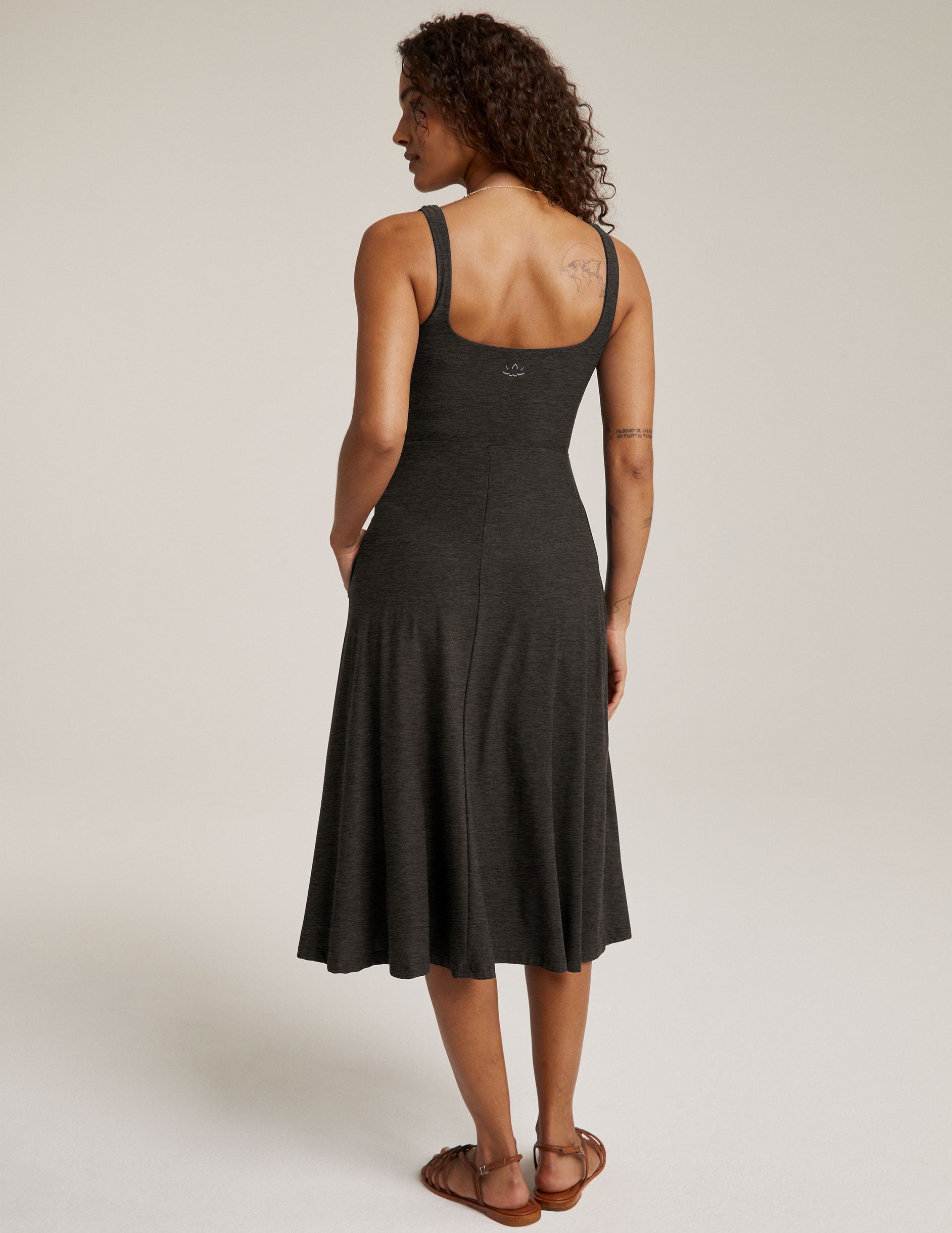 black sleeveless midi loose fitting dress with square neckline and pockets