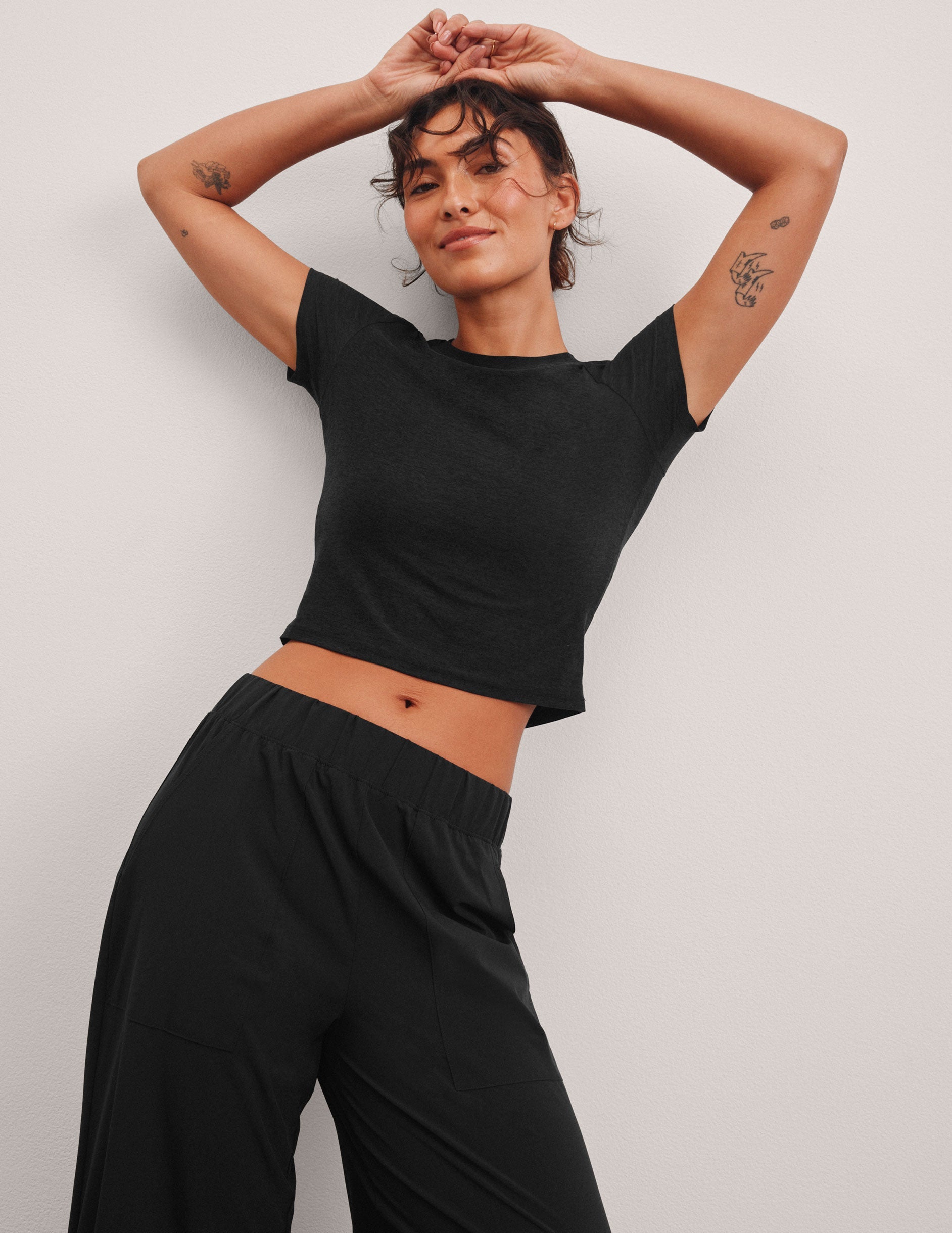 black fitted crew neckline cropped t-shirt.