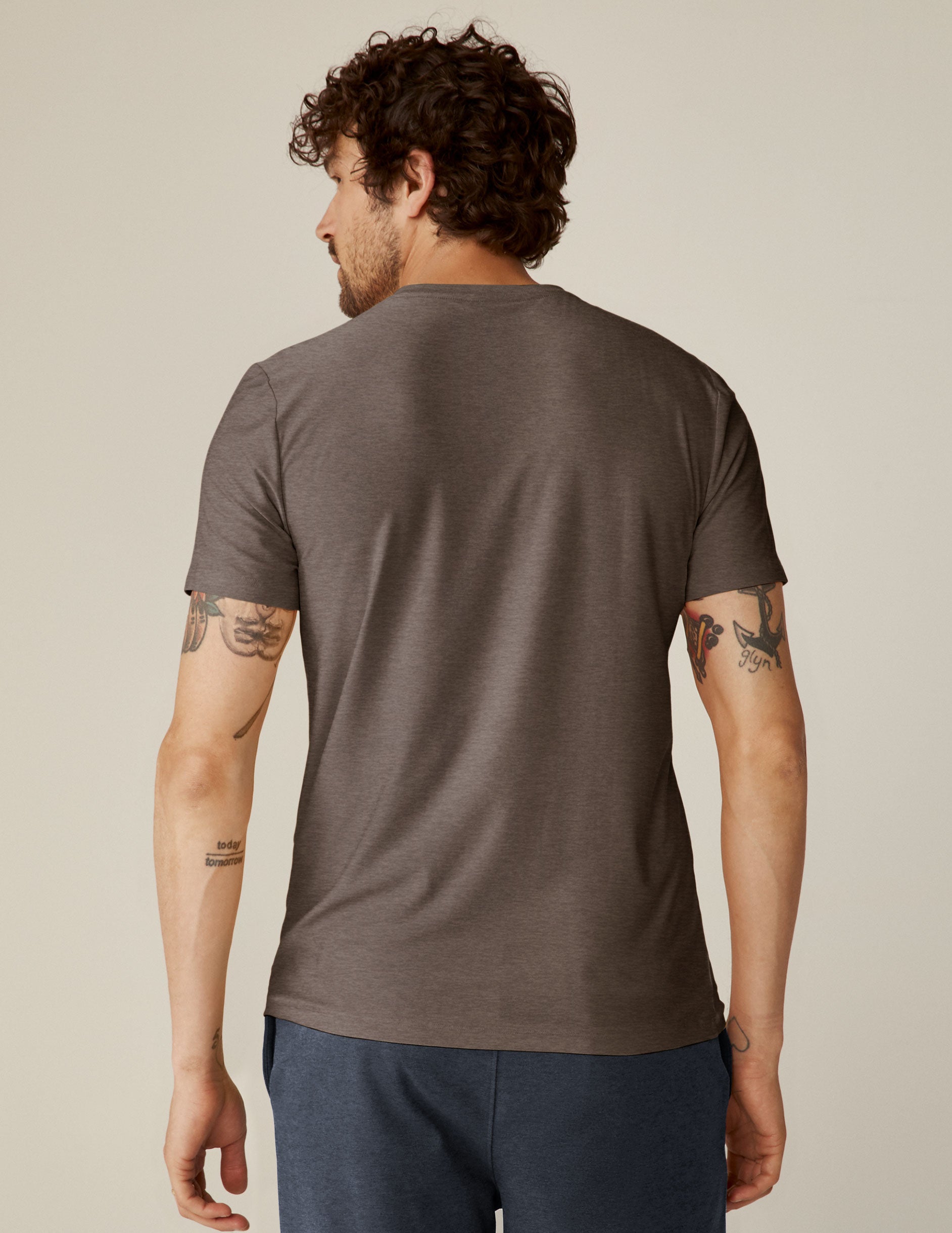 brown men's short sleeve crew neck t-shirt.