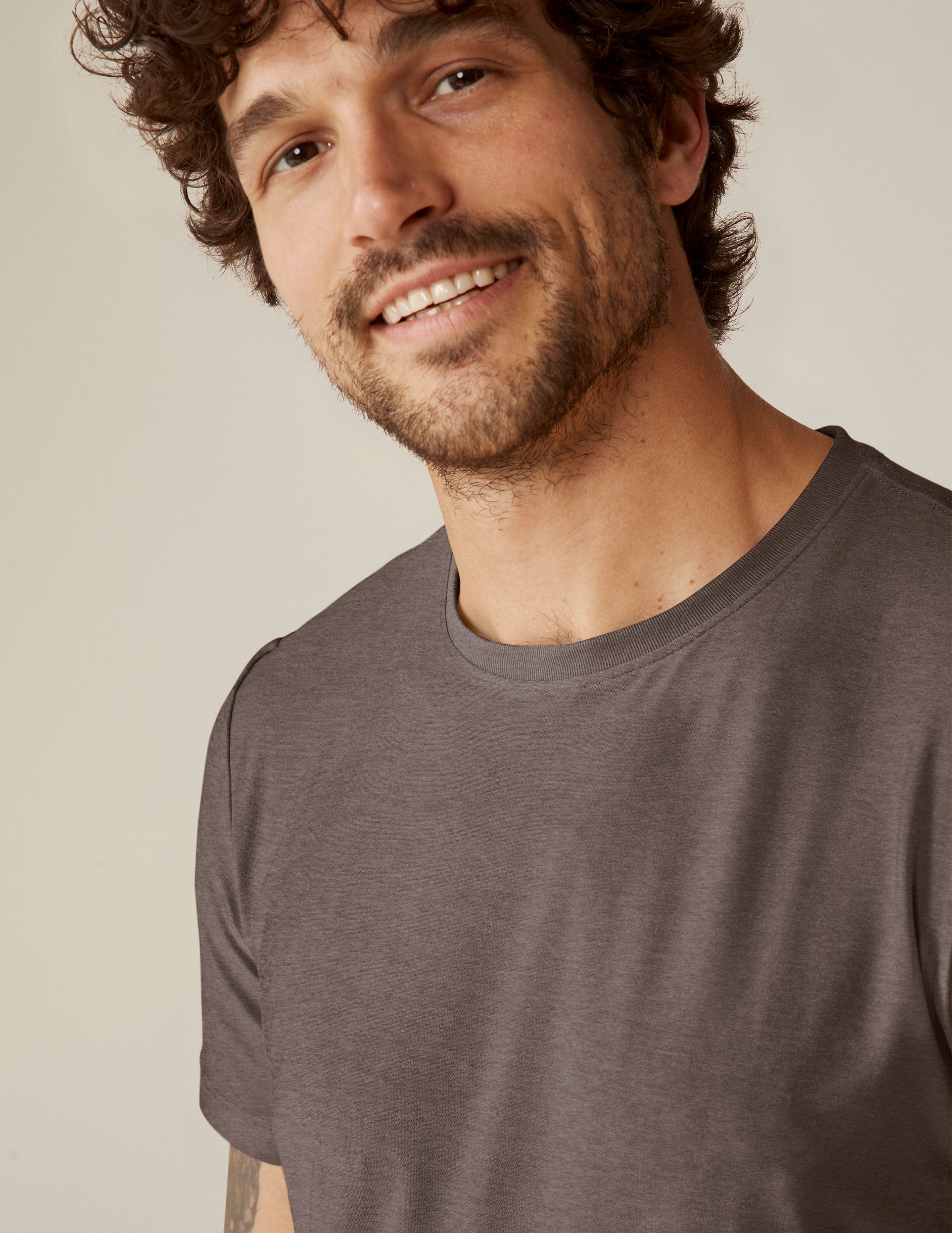 brown men's short sleeve crew neck t-shirt.