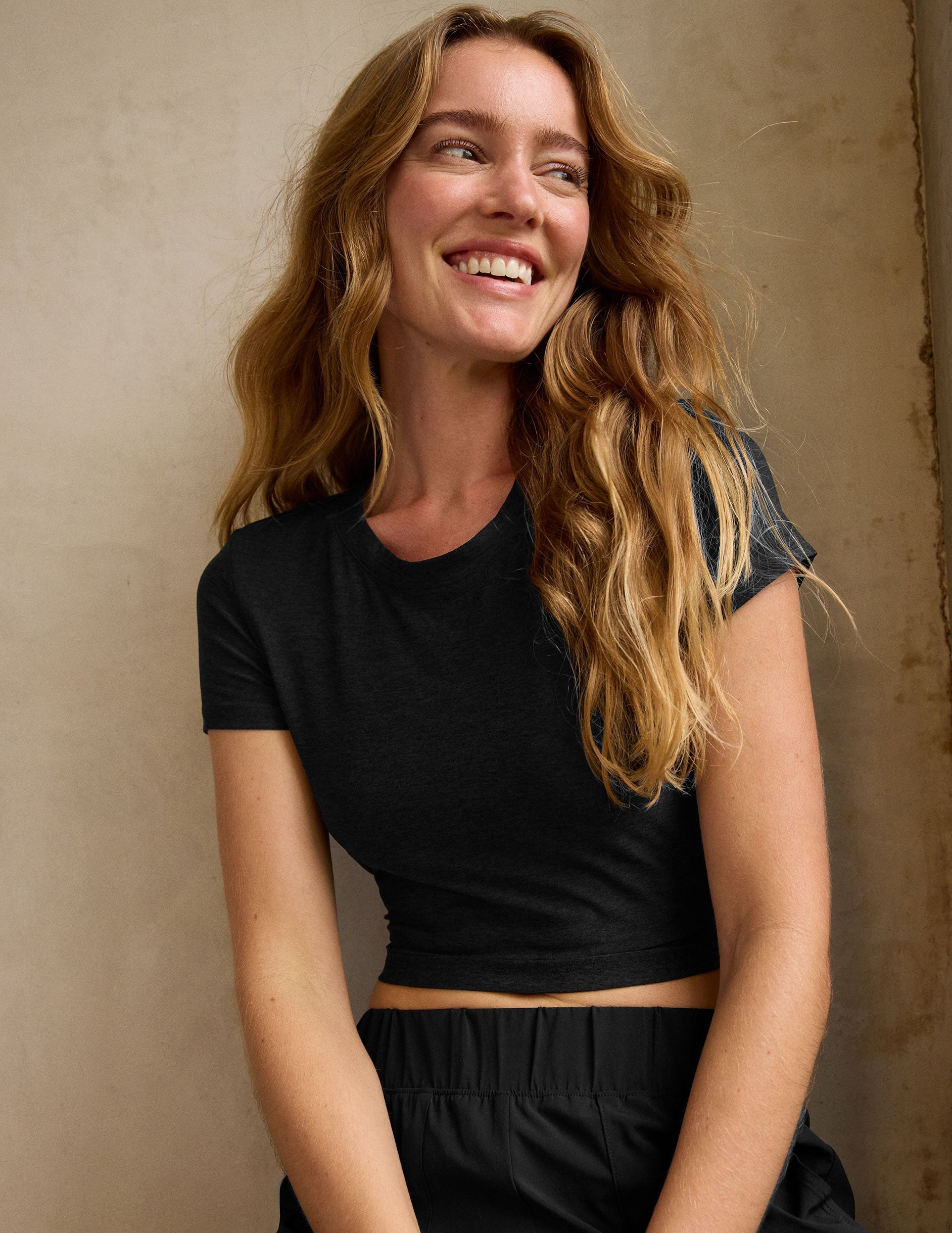 black fitted crew neckline cropped t-shirt.