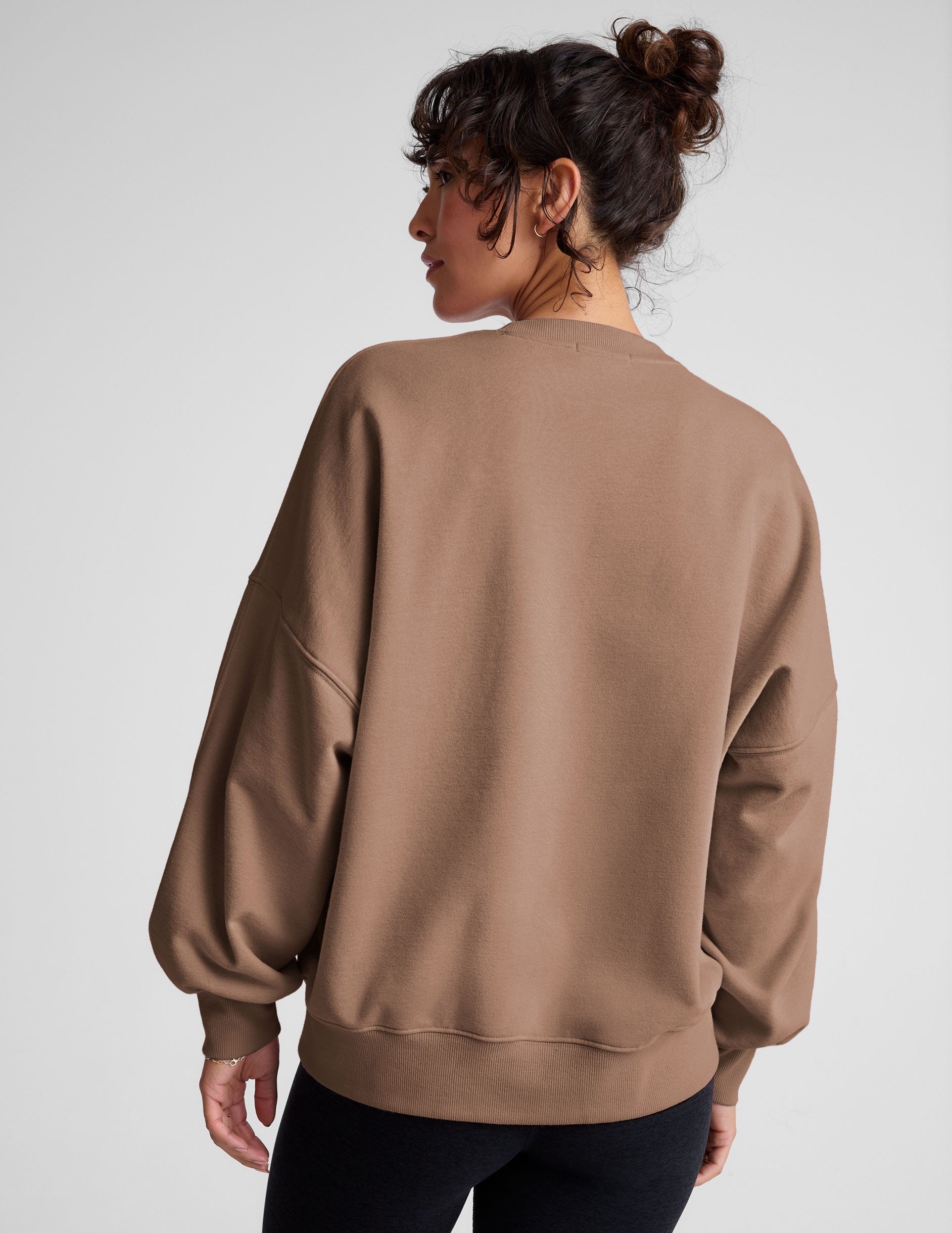 brown crewneck oversized sweatshirt.