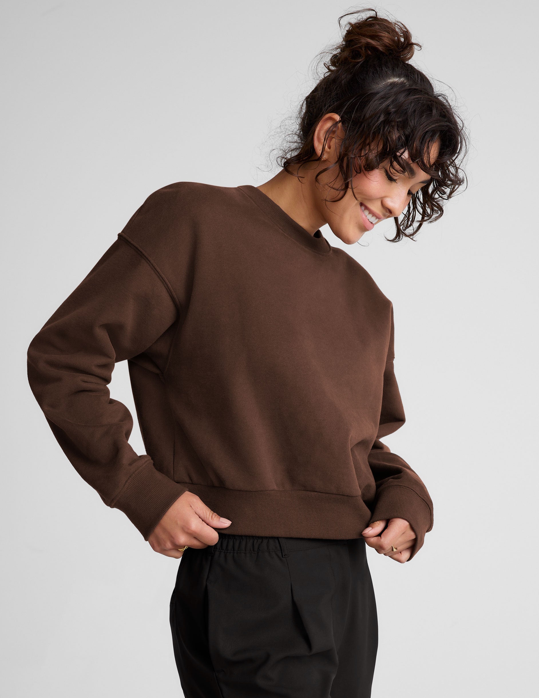 brown loose-fitting classic length crew neck sweatshirt.