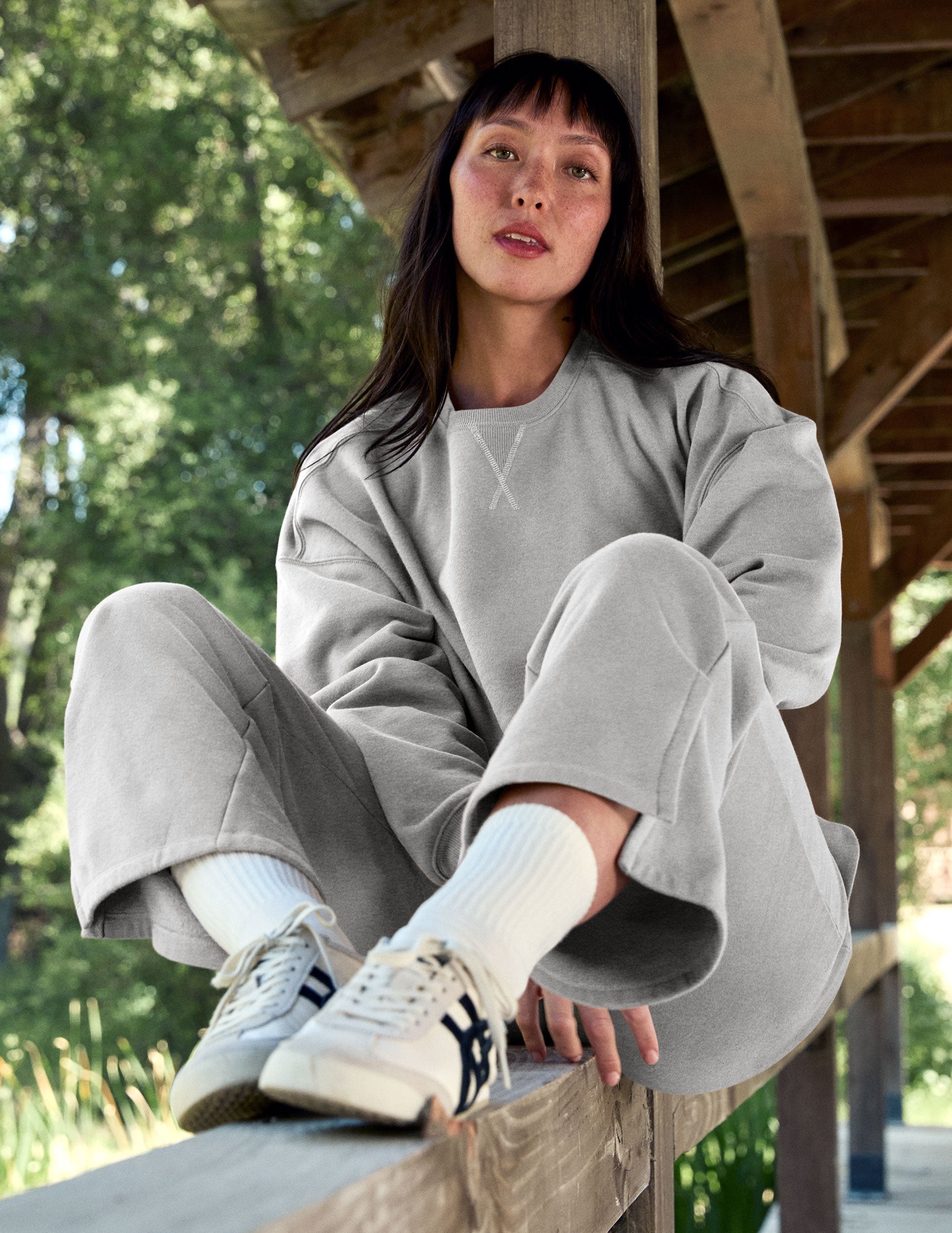 gray cropped crew neck loose fitting sweatshirt.