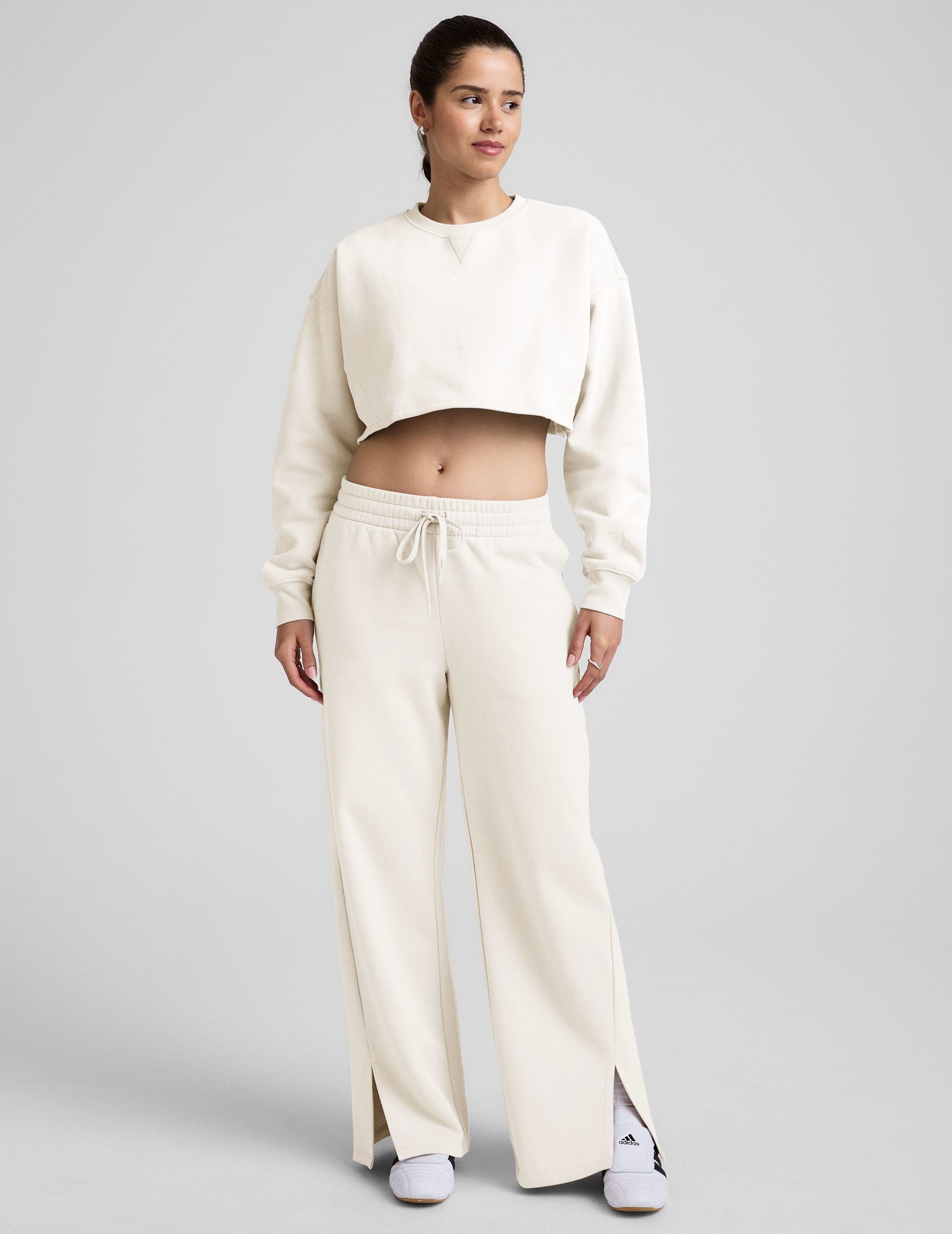 white cropped crew neck loose fitting sweatshirt.