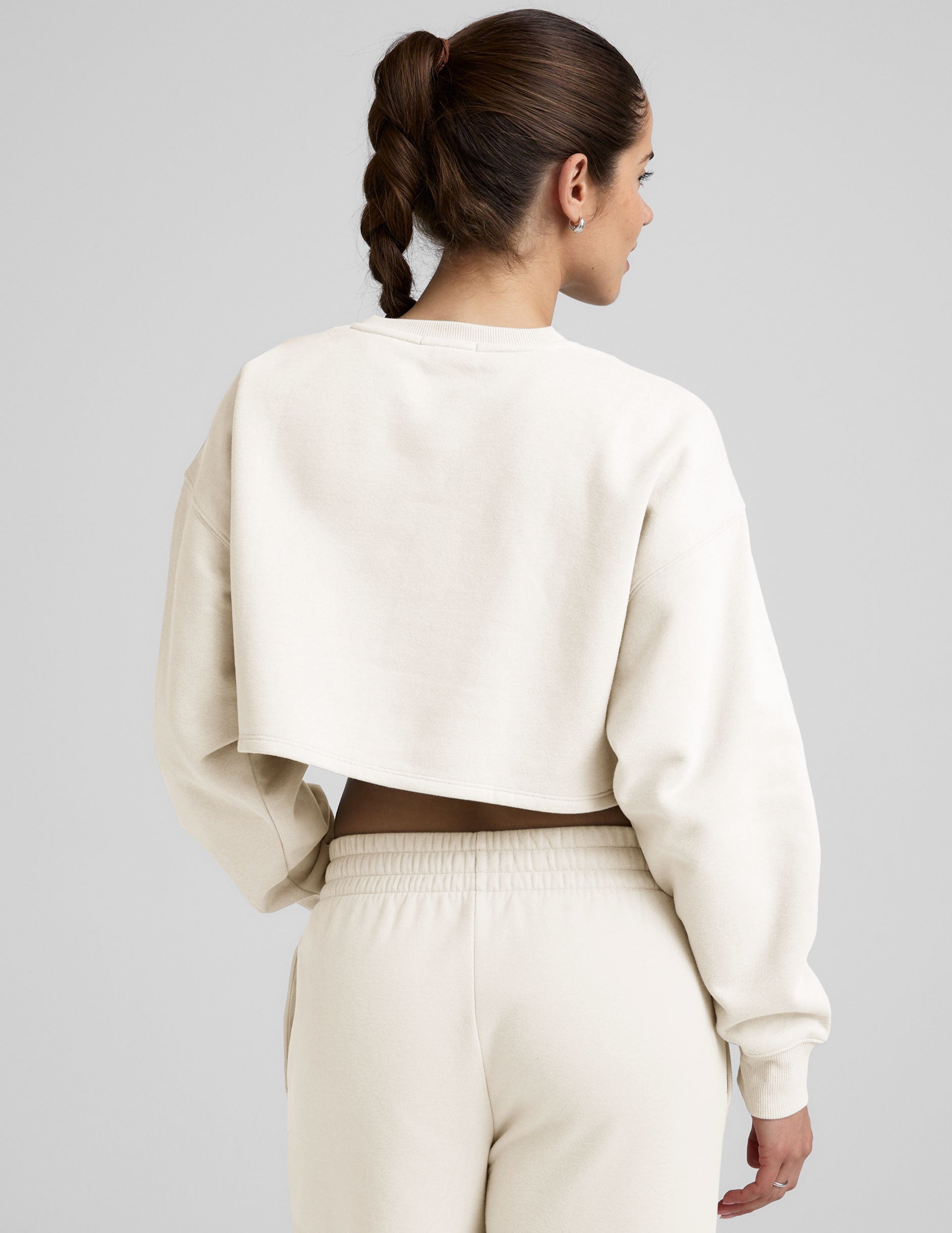 white cropped crew neck loose fitting sweatshirt.