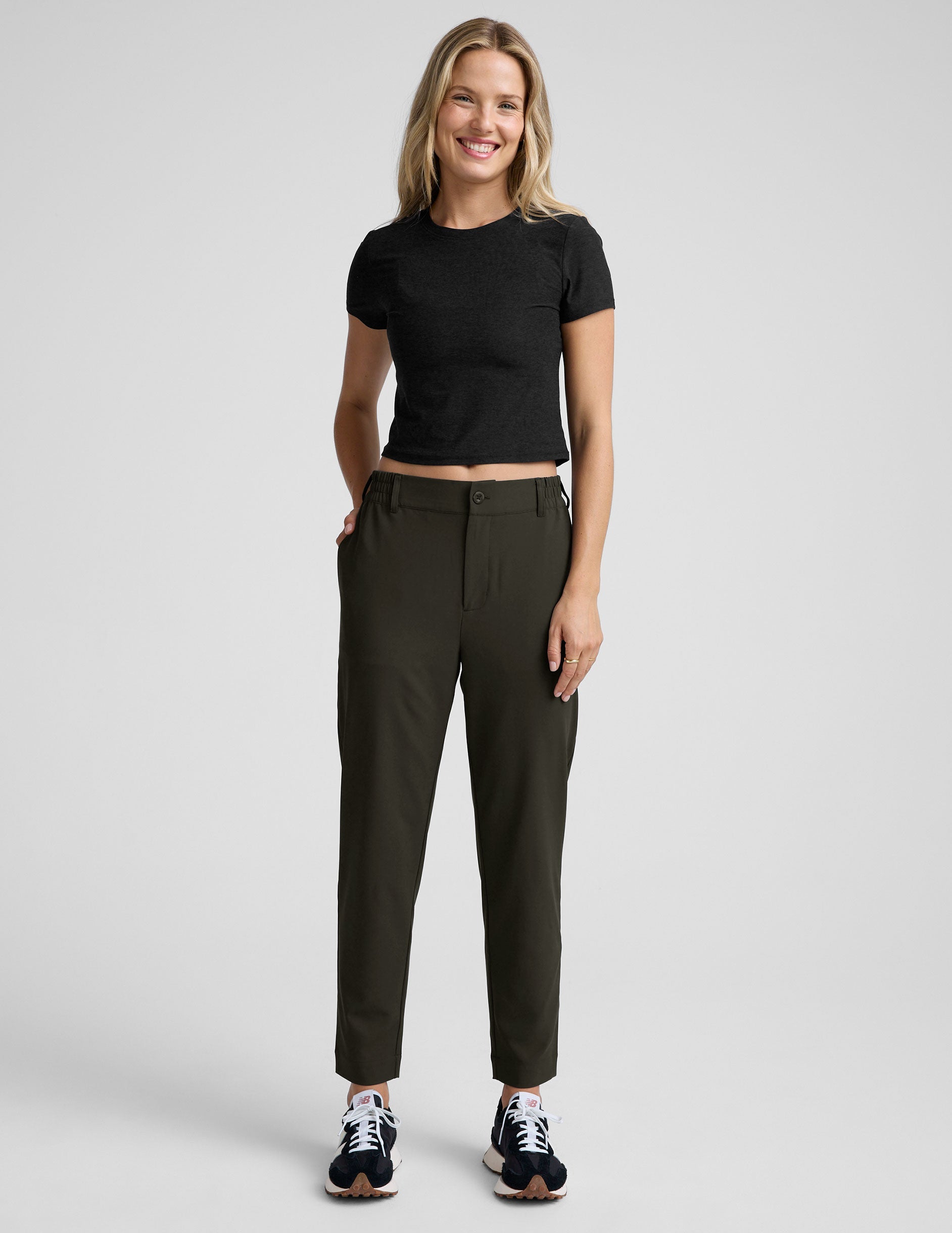 green trouser style pant with a tapered ankle and pockets.