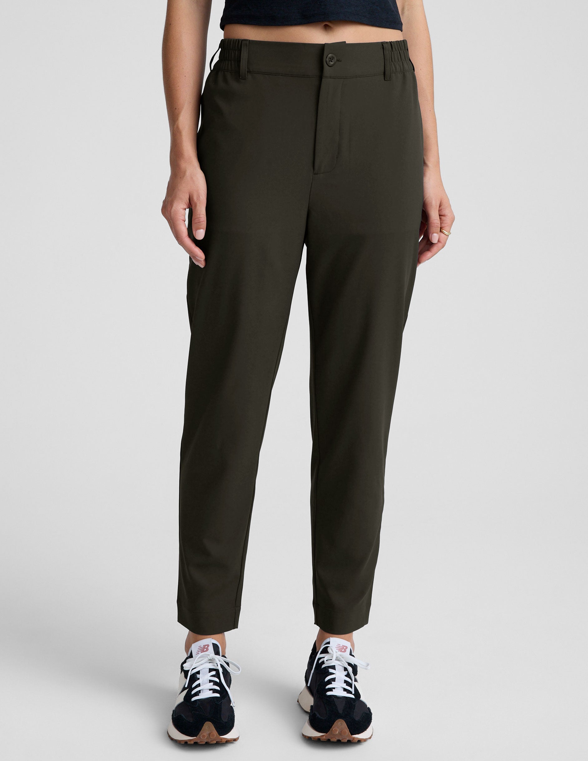 green trouser style pant with a tapered ankle and pockets.