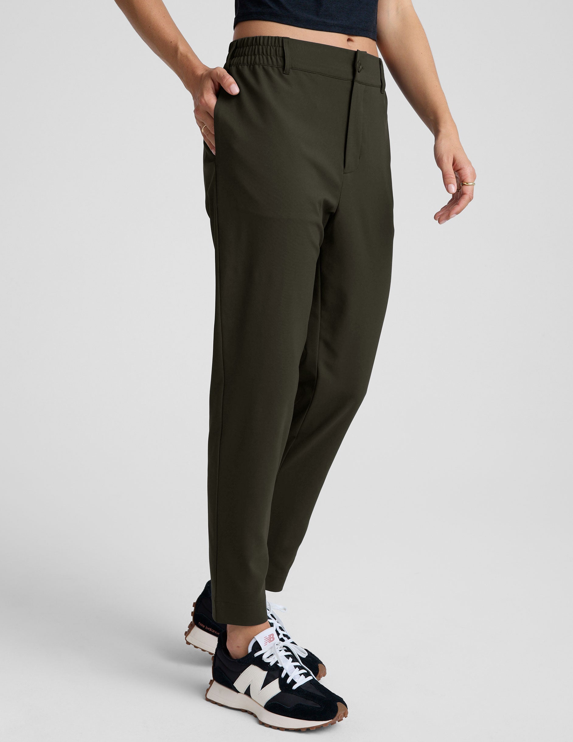 green trouser style pant with a tapered ankle and pockets.