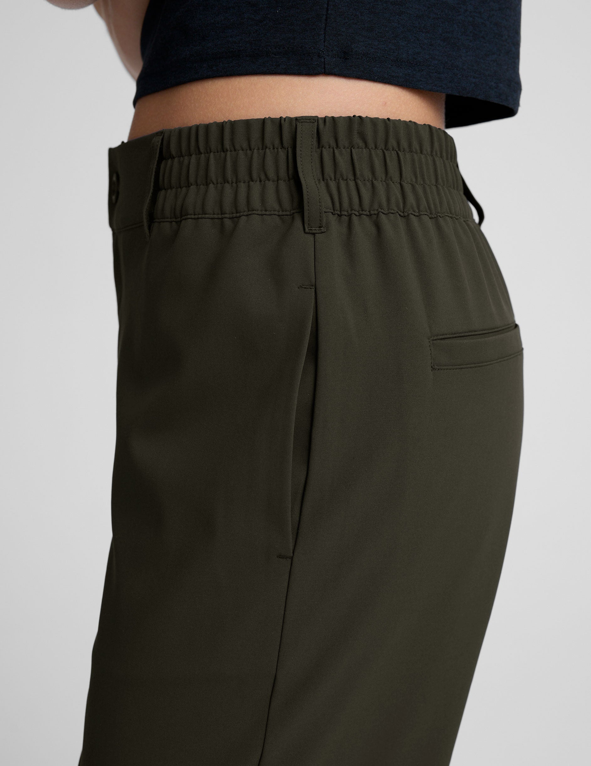 green trouser style pant with a tapered ankle and pockets.
