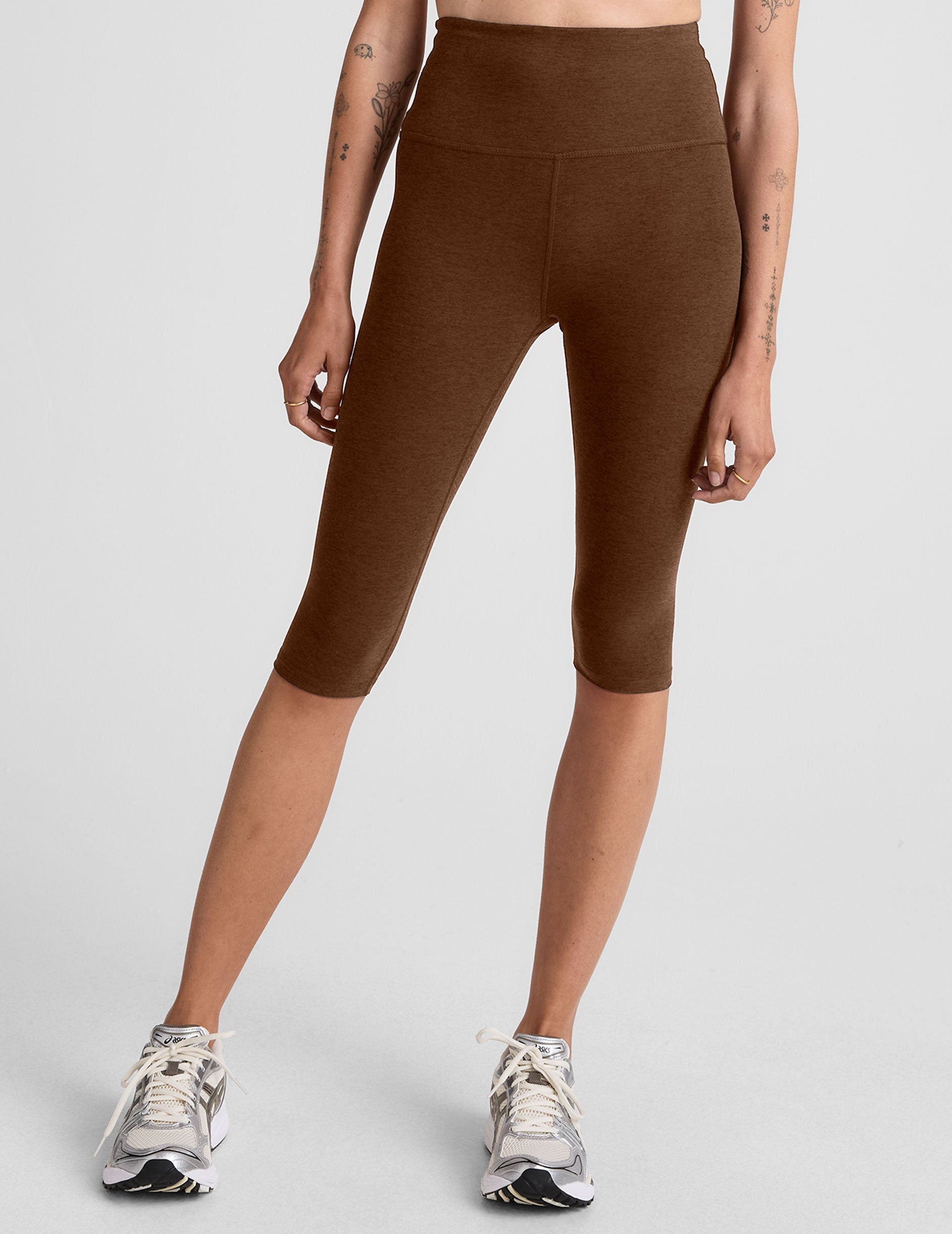 brown high-waisted pedal pusher length leggings.