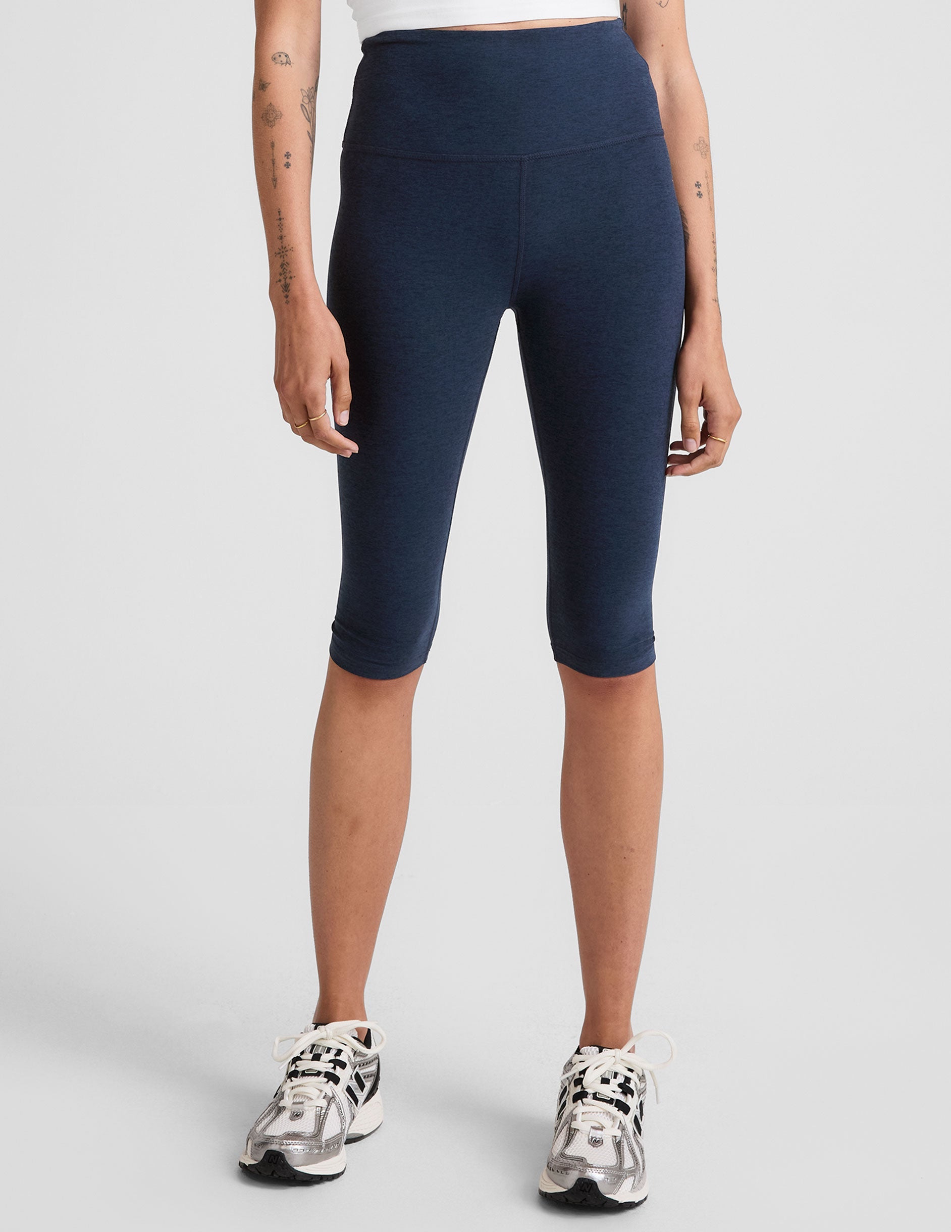 blue high-waisted pedal pusher length leggings.