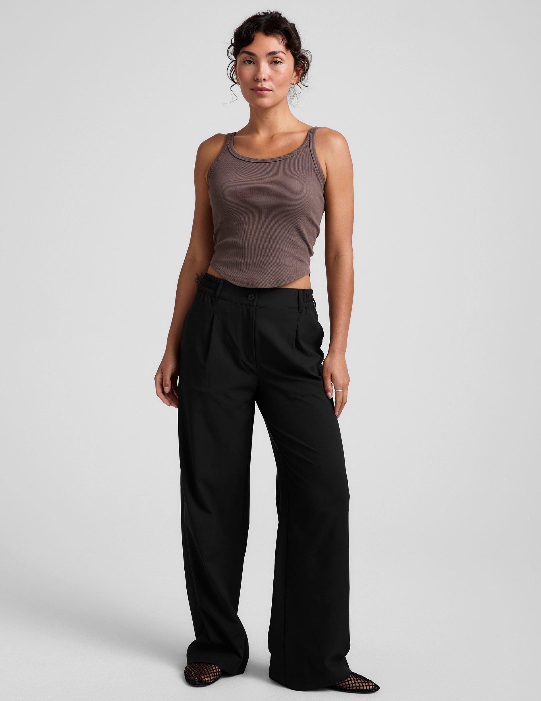 brown scoop neck ribbed tank top.