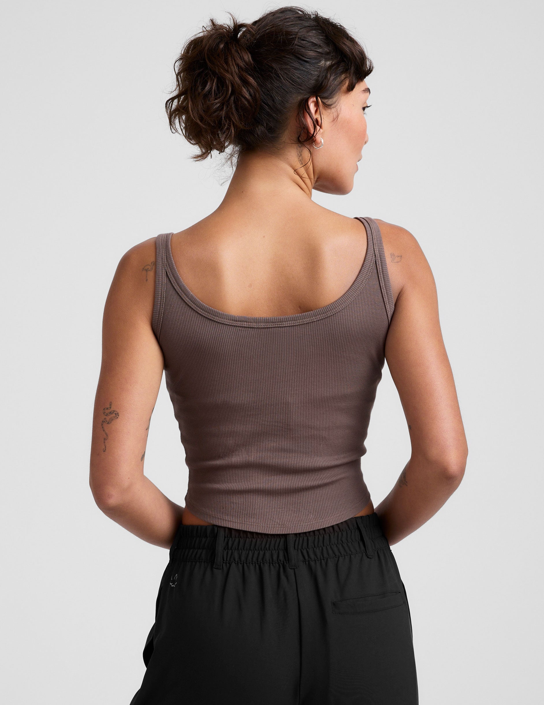 brown scoop neck ribbed tank top.